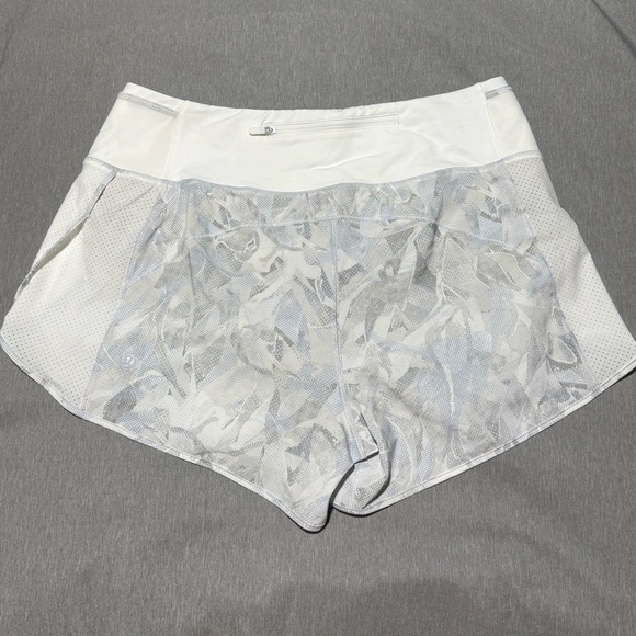 🍋 Lululemon Real Quick Short *Perforated
3.5" - Picture 4 of 8